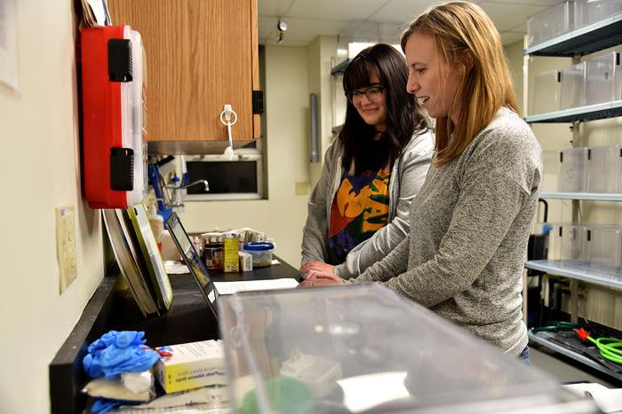 Chloe Mazza and Cairsty DePasquale in a biology lab